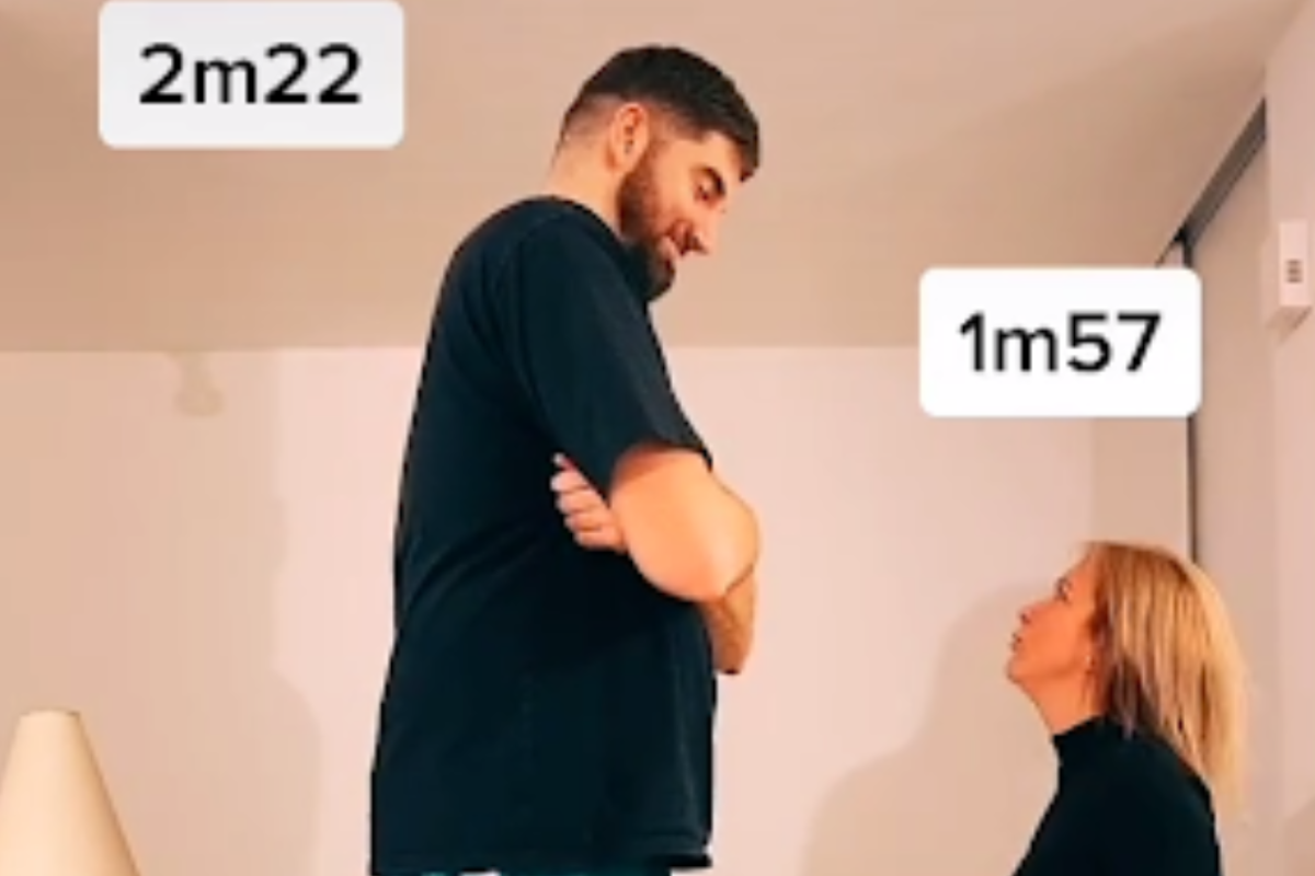 Зіркою TikTok став баскетболіст та його крихітна дівчина: відео забавної парочки Зіркою TikTok став баскетболіст та його крихітна дівчина: відео забавної парочки