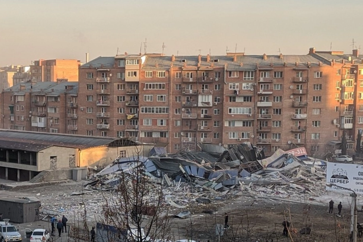 В российском Владикавказе мощный взрыв уничтожил трехэтажное здание супермаркета: видео