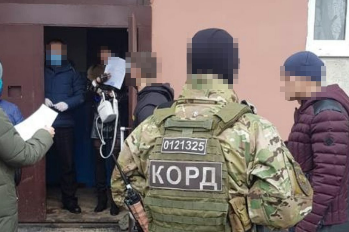 В Лисичанске женщина организовала наркопреступную группу: к "работе" привлекла даже малолетнего сына В Лисичанске женщина организовала наркопреступную группу: к "работе" привлекла даже малолетнего сына