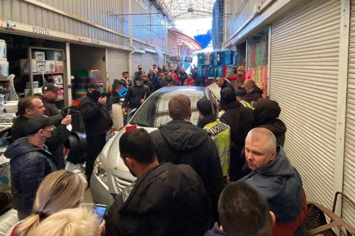 В Харькове на рынке "Барабашово" автомобиль влетел в торговые ряды: есть пострадавшие В Харькове на рынке "Барабашово" автомобиль влетел в торговые ряды: есть пострадавшие