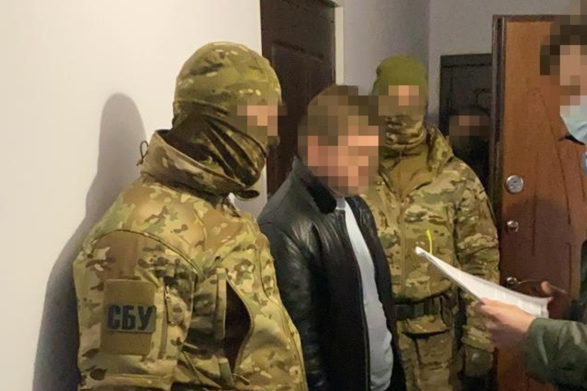 "Перевертень" у сервісному центрі МВС: На Херсонщині СБУ затримала колишнього бойовика "МДБ ЛНР" "Перевертень" у сервісному центрі МВС: На Херсонщині СБУ затримала колишнього бойовика "МДБ ЛНР"