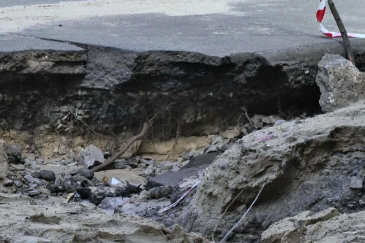 У Сєвєродонецьку демонтують ряд гаражів, які заважають усунути серйозну аварію У Сєвєродонецьку демонтують ряд гаражів, які заважають усунути серйозну аварію