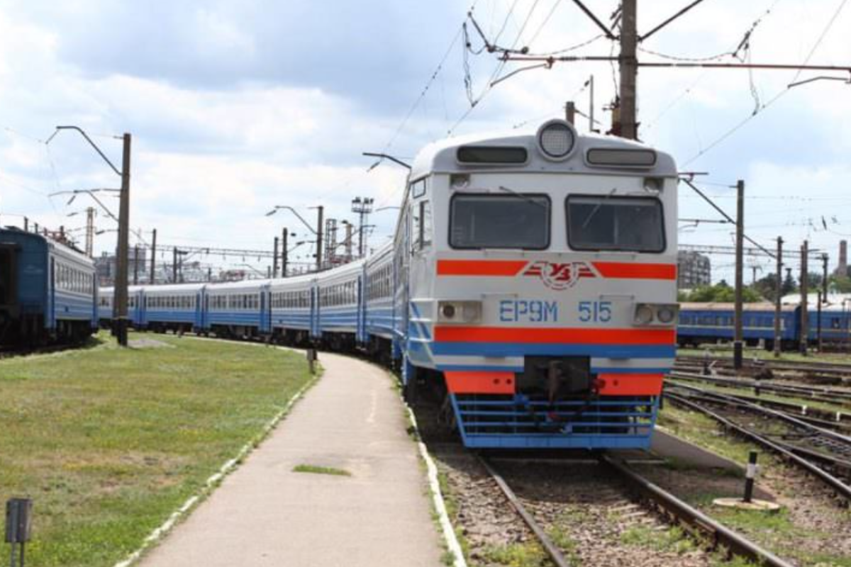 Поїзд з Харкова на Донбас у великодні та травневі свята змінить графік руху Поїзд з Харкова на Донбас у великодні та травневі свята змінить графік руху