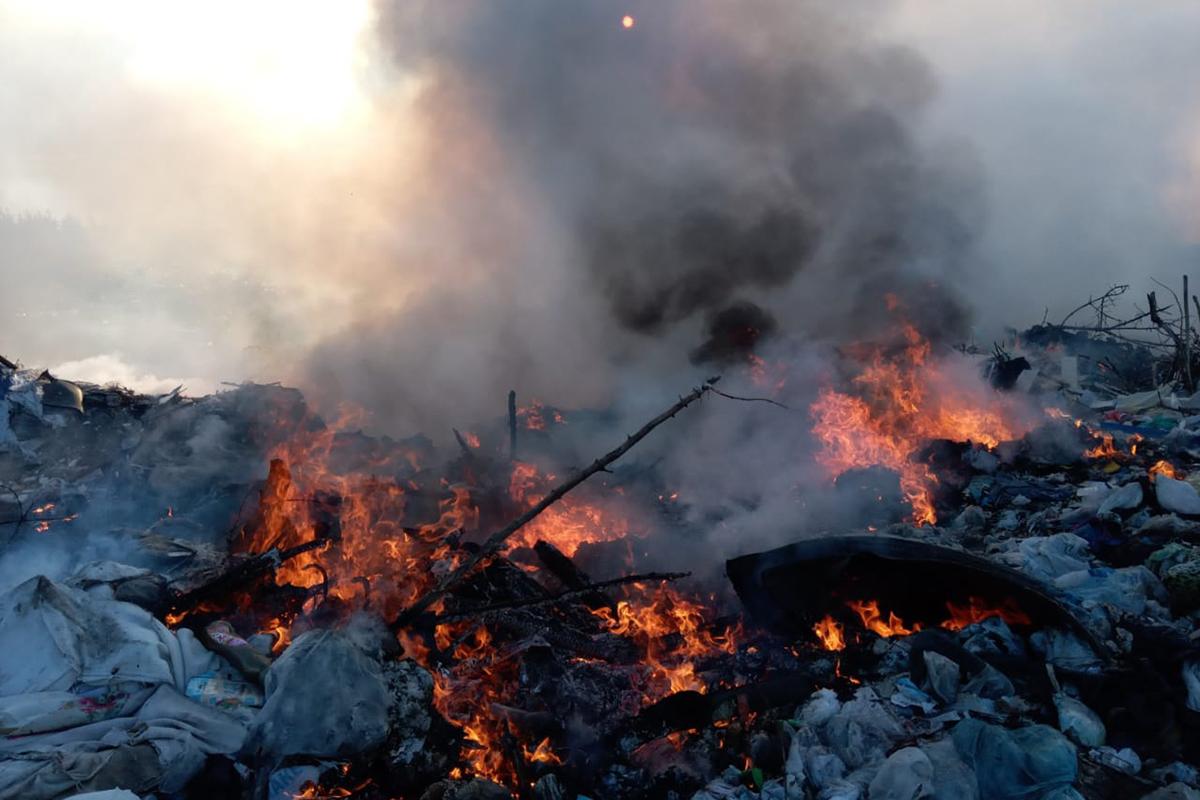 На Дніпропетровщині масштабна пожежа на полігоні побутових відходів На Дніпропетровщині масштабна пожежа на полігоні побутових відходів