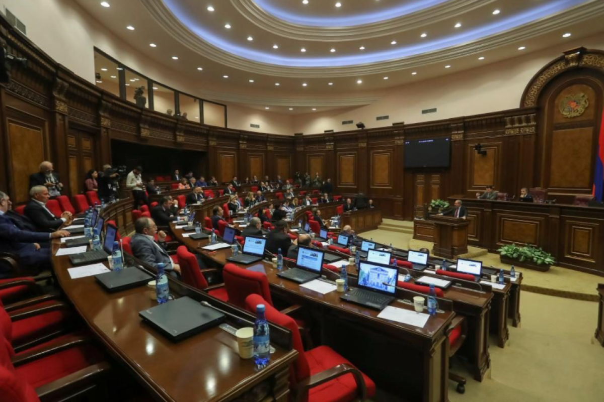 В Армении распустили парламент и назначили новые выборы В Армении распустили парламент и назначили новые выборы