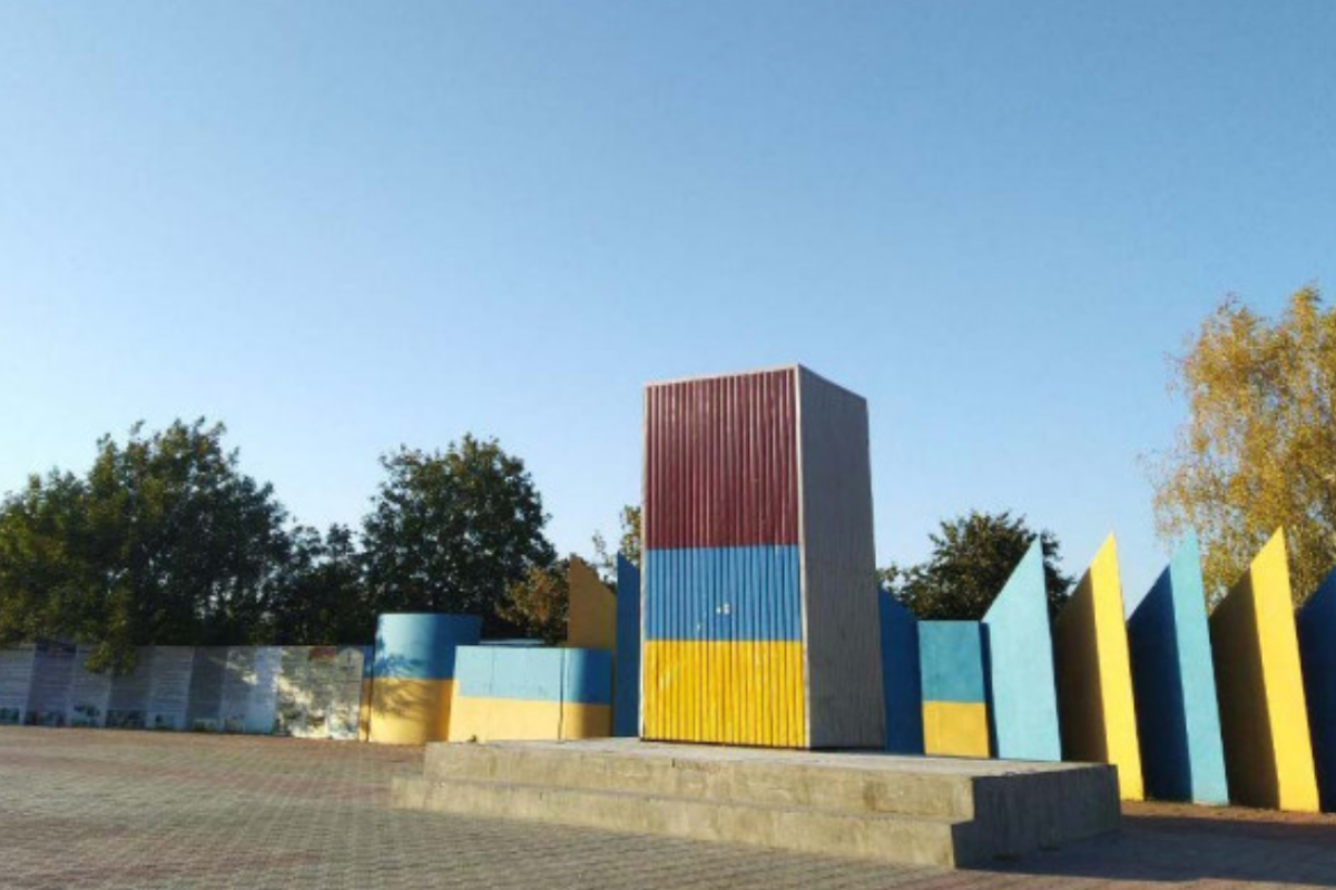 В Лисичанске с площади Победы убирают местный "мавзолей" В Лисичанске с площади Победы убирают местный "мавзолей"