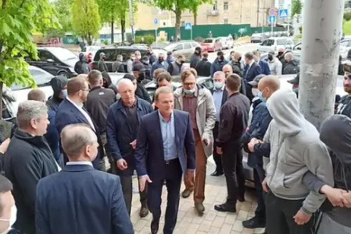 Медведчук прибув до суду: трансляція із залу суду Медведчук прибув до суду: трансляція із залу суду