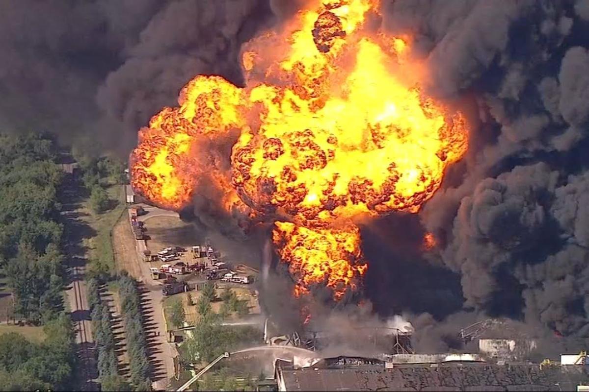 В США произошел масштабный пожар на химзаводе (видео) В США произошел масштабный пожар на химзаводе (видео)