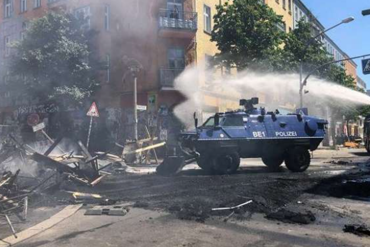В Берлине в столкновениях со сквоттерами пострадали 60 полицейских В Берлине в столкновениях со сквоттерами пострадали 60 полицейских