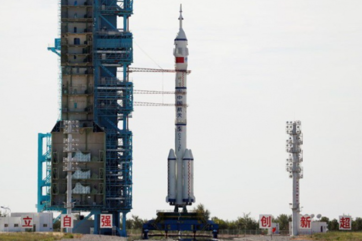 Китай успішно запустив космічний корабель з трьома астронавтами на борту Китай успішно запустив космічний корабель з трьома астронавтами на борту