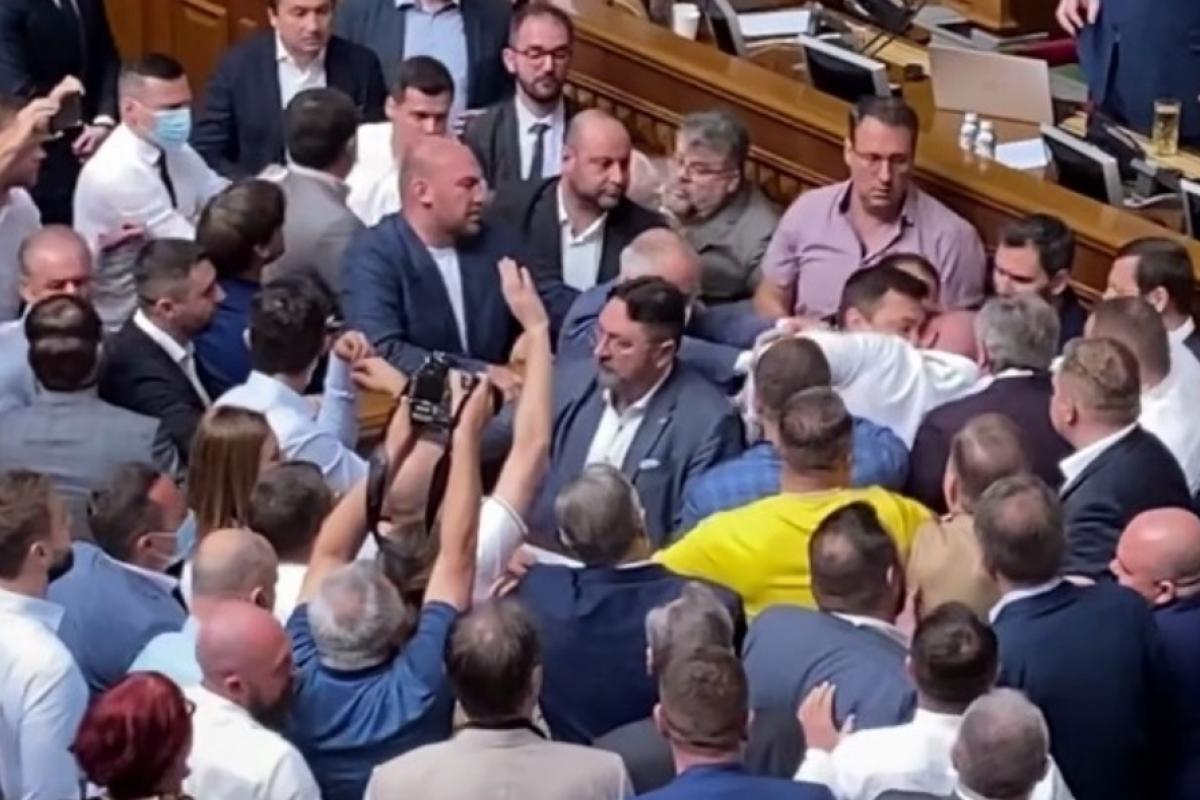 После слов о расстреле депутатов ОПЗЖ в Верховной Раде произошла драка После слов о расстреле депутатов ОПЗЖ в Верховной Раде произошла драка