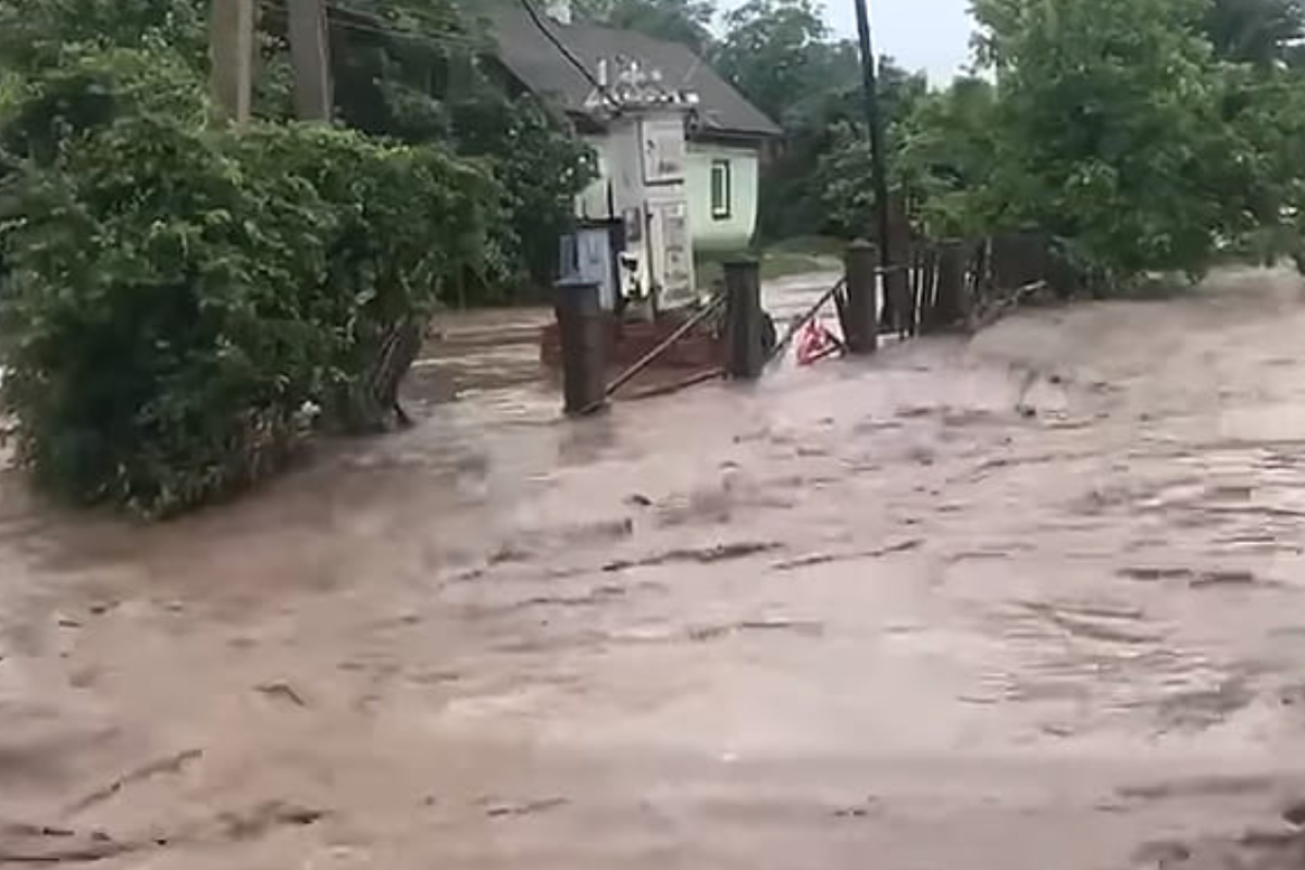 На Буковине в результате непогоды подтоплено 17 сел, повреждены мосты и дороги На Буковине в результате непогоды подтоплено 17 сел, повреждены мосты и дороги
