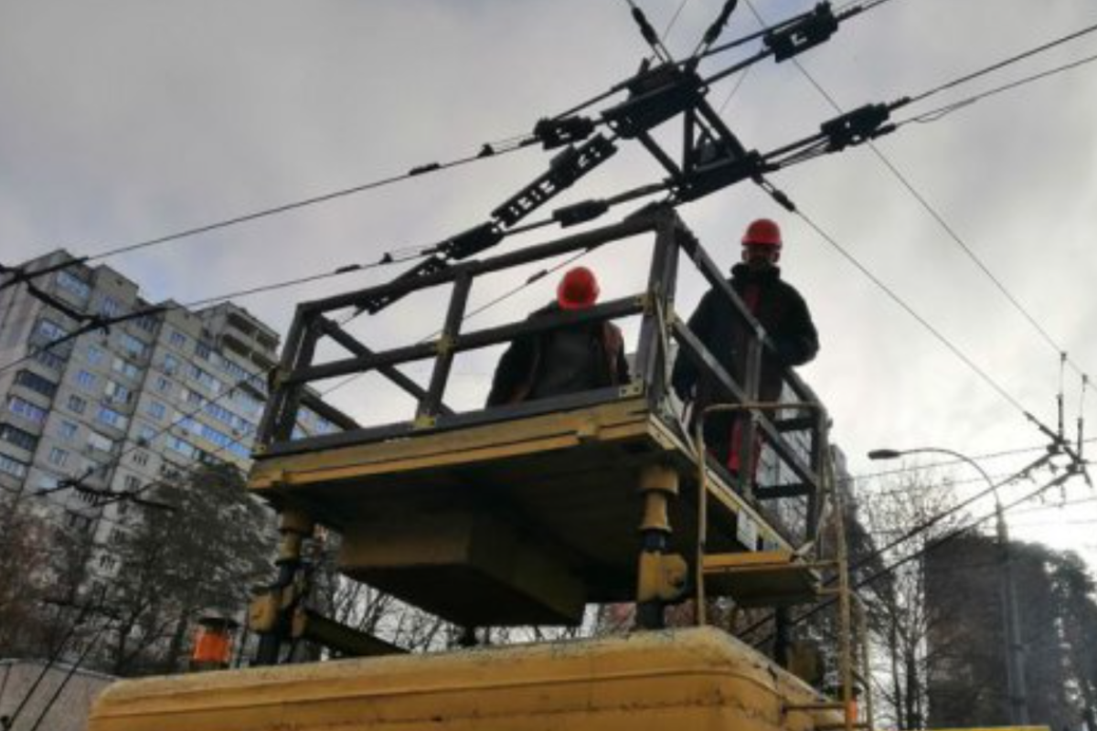 В Україні через негоду знеструмлено 50 населених пунктів у 3 областях В Україні через негоду знеструмлено 50 населених пунктів у 3 областях