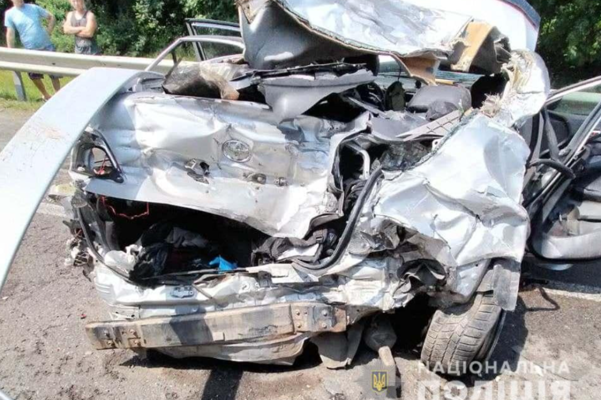 На трассе "Киев-Чоп" грузовик протаранил легковушку: погибли студенты-иностранцы На трассе "Киев-Чоп" грузовик протаранил легковушку: погибли студенты-иностранцы