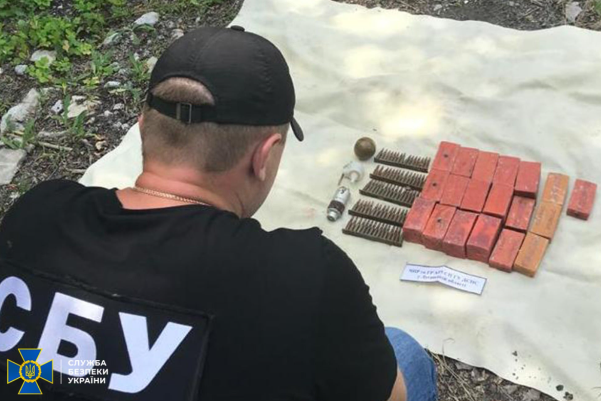 Схованку з гранатами та вибухівкою виявлено в дитячому таборі і в багатоповерхівці у Сєвєродонецьку Схованку з гранатами та вибухівкою виявлено в дитячому таборі і в багатоповерхівці у Сєвєродонецьку