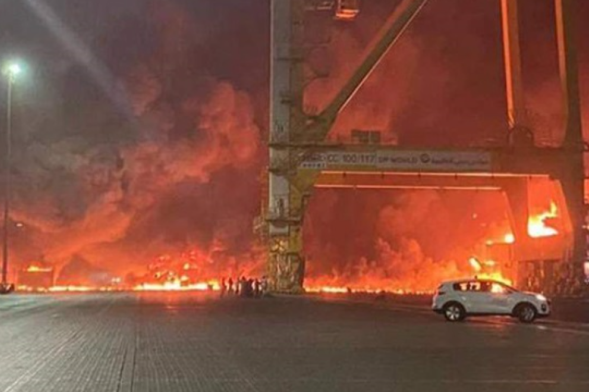 В Дубае прогремел мощный взрыв: пожар на судне в порту В Дубае прогремел мощный взрыв: пожар на судне в порту
