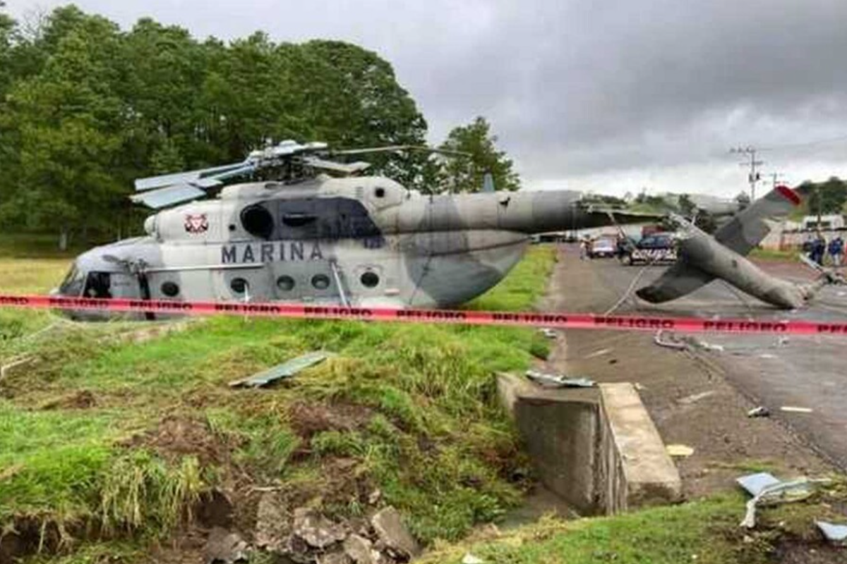 В Мексике разбился военный вертолет, едва не раздавив автобус с людьми: видео очевидца В Мексике разбился военный вертолет, едва не раздавив автобус с людьми: видео очевидца