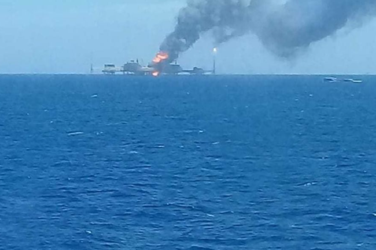 В Мексиканском заливе после взрыва горит нефтяная платформа: есть пострадавшие В Мексиканском заливе после взрыва горит нефтяная платформа: есть пострадавшие