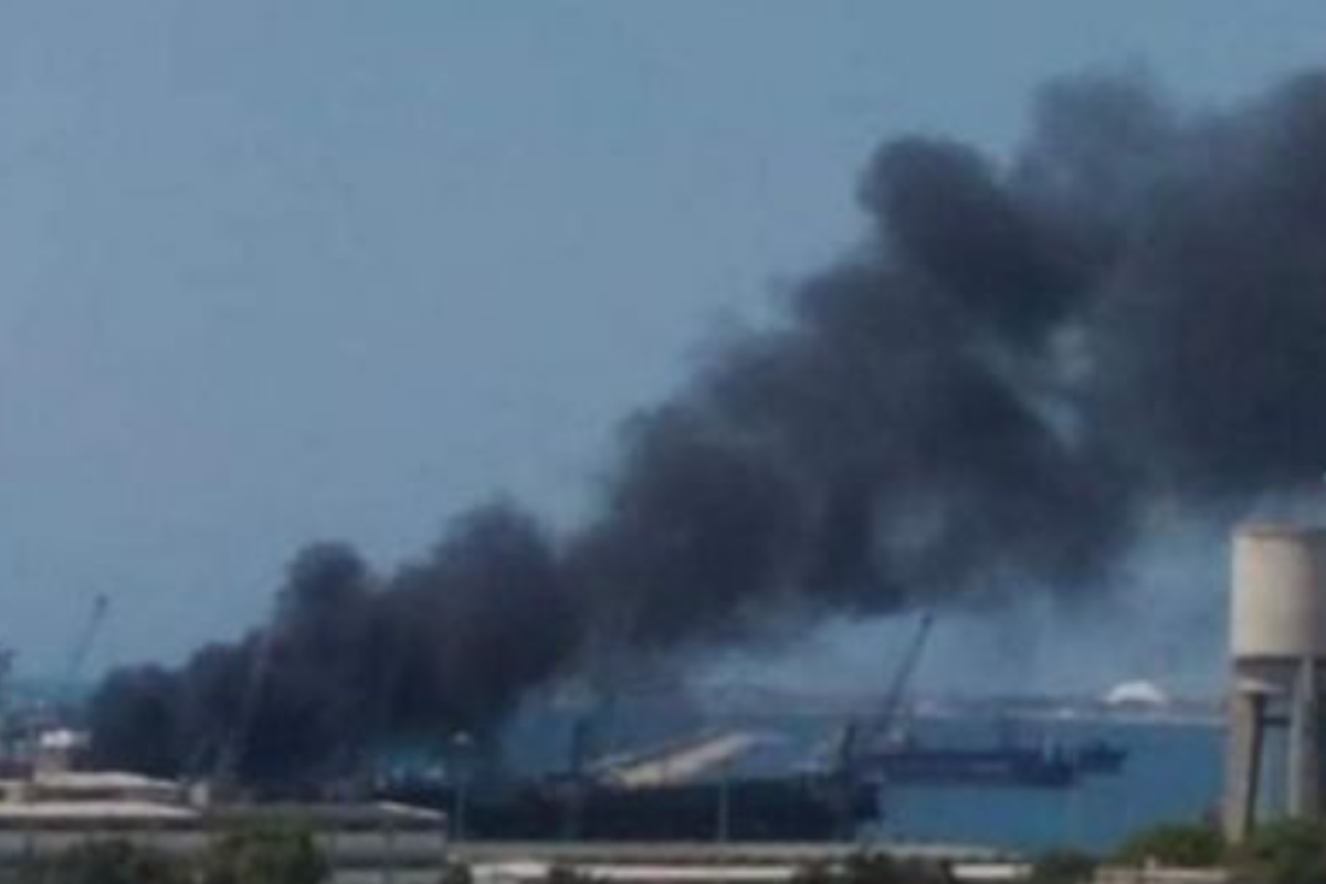 У Лівані кількість загиблих в результаті вибуху танкера зросла до 20 осіб