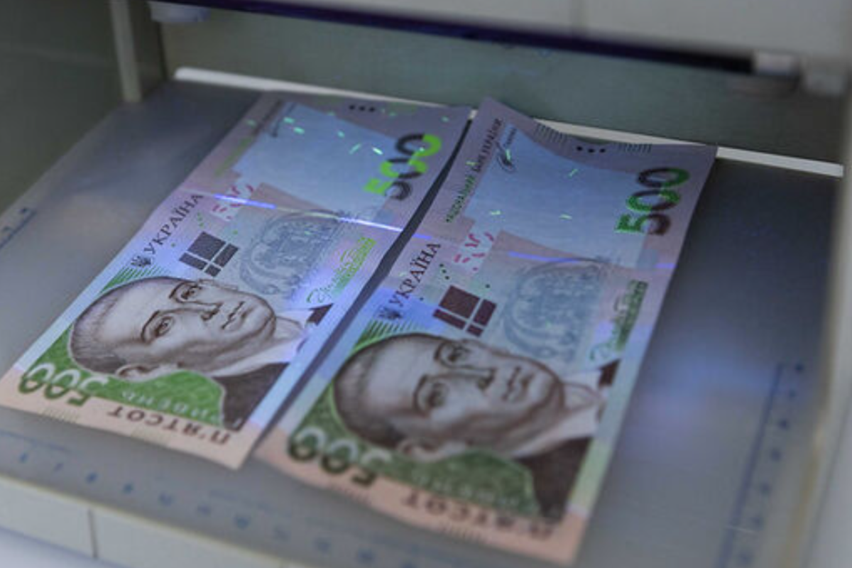 В Україні в обіг вводять нові банкноти номіналом 100 та 500 гривень: як виглядають банкноти В Україні в обіг вводять нові банкноти номіналом 100 та 500 гривень: як виглядають банкноти