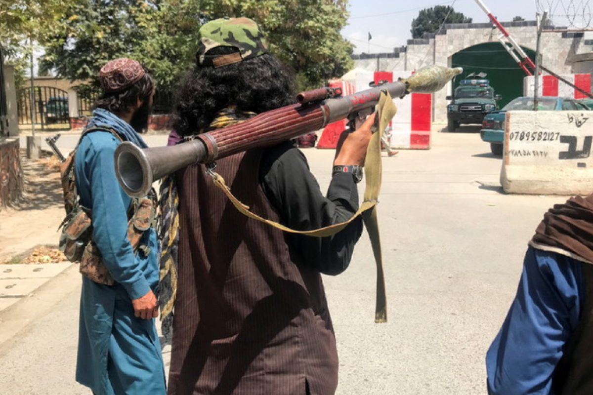 В Афганистане талибы расстреляли известного в стране певца В Афганистане талибы расстреляли известного в стране певца