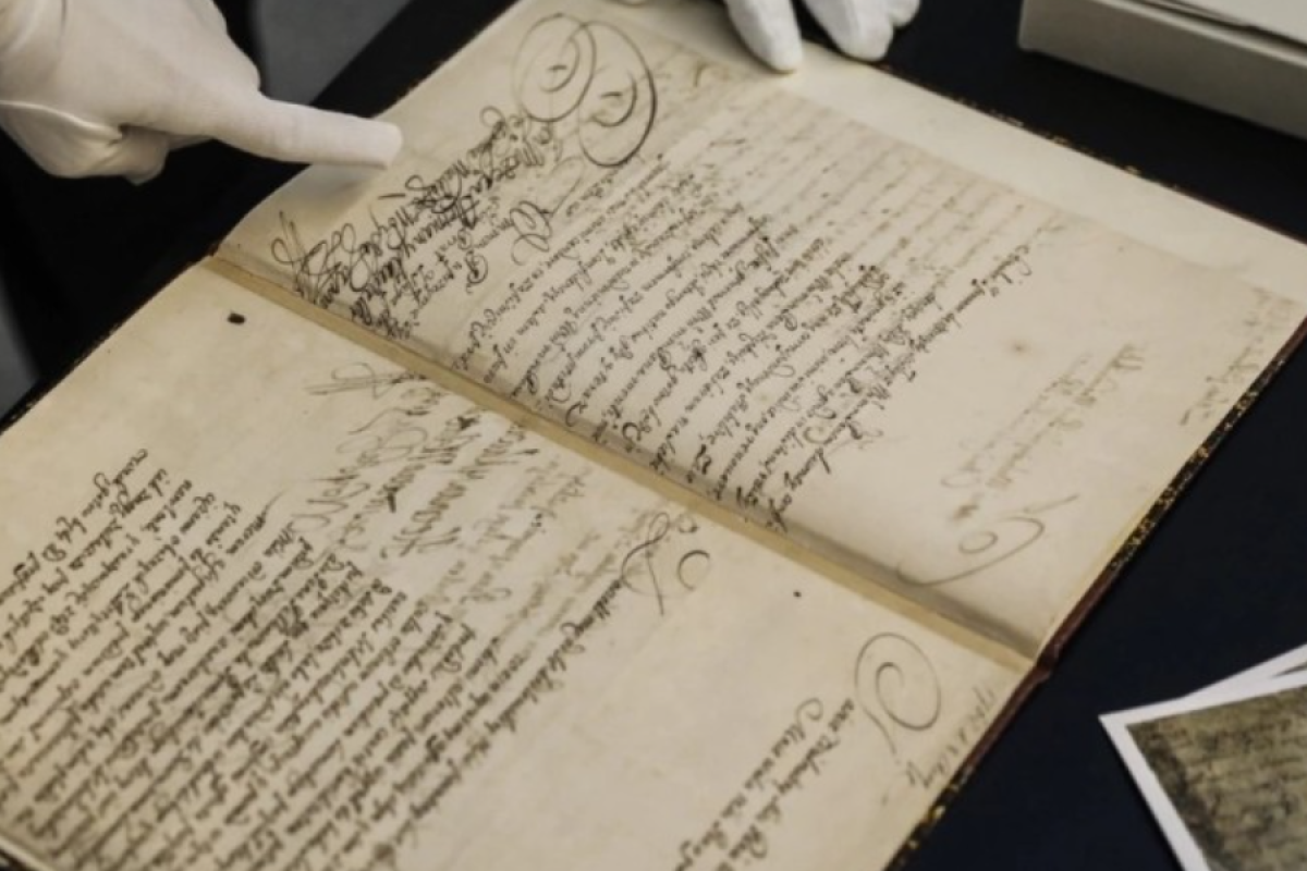 Оригинал Конституции Пилипа Орлика впервые за 311 лет привезли в Украину Оригинал Конституции Пилипа Орлика впервые за 311 лет привезли в Украину