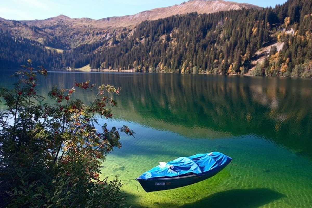 Голубое озеро: где находится одно из чистейших озер на планете, купаться в котором строго запрещено Голубое озеро: где находится одно из чистейших озер на планете, купаться в котором строго запрещено