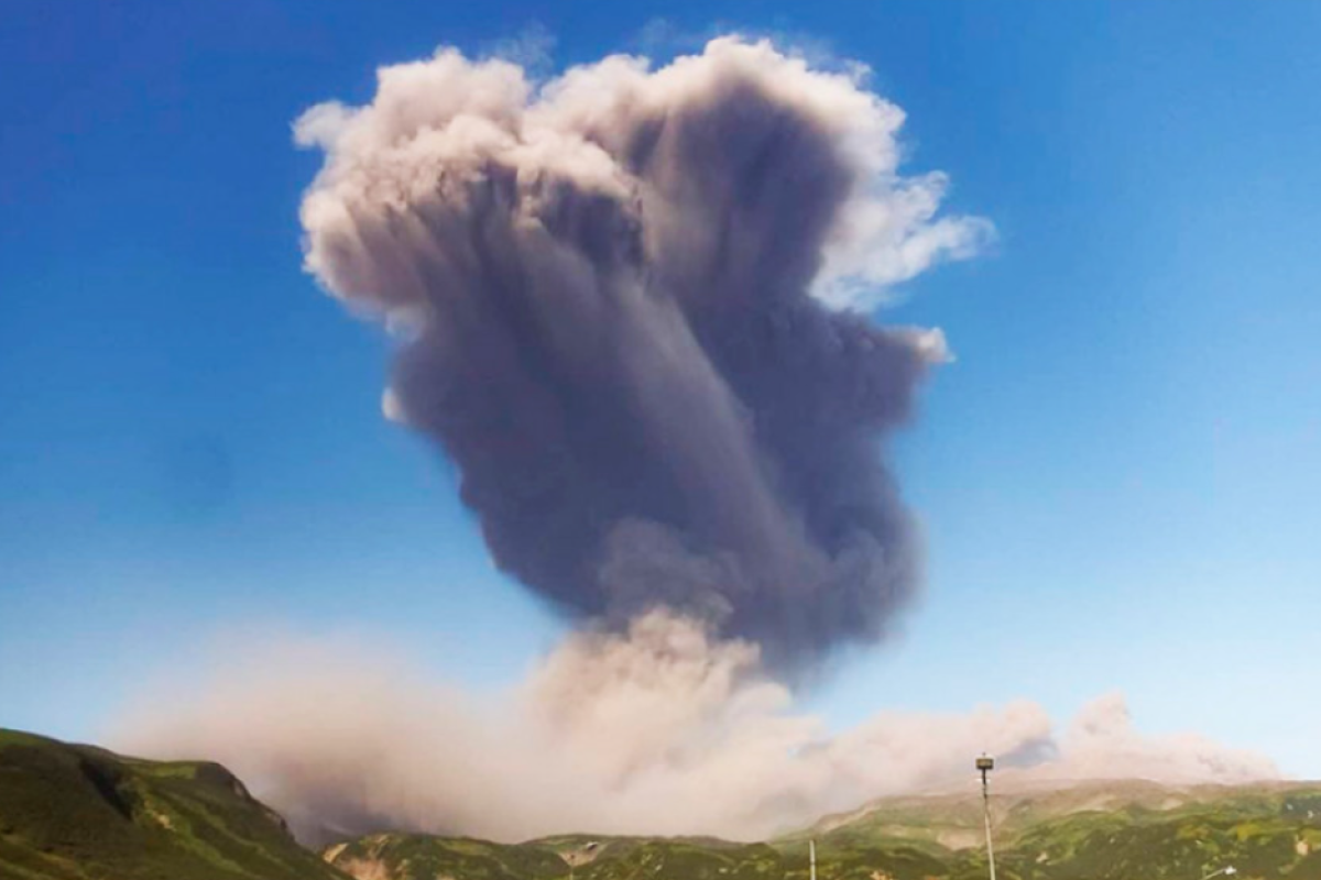 В России на Дальнем Востоке началось извержение вулкана Эбеко