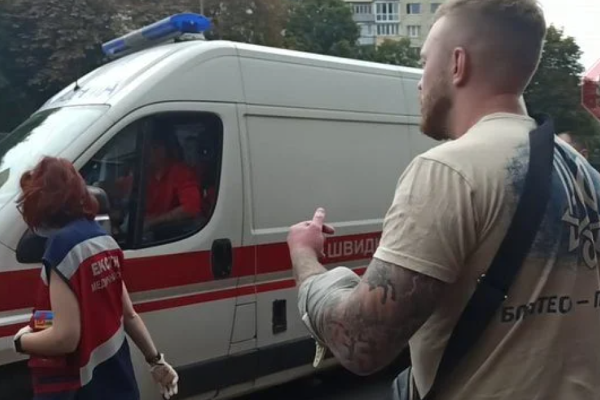 В Киеве под Печерским отделом полиции представитель Нацкорпуса "пустил кровь": подробности В Киеве под Печерским отделом полиции представитель Нацкорпуса "пустил кровь": подробности