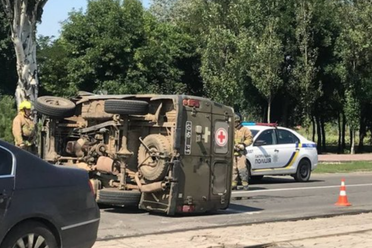ДТП в Мариуполе: перевернулся автомобиль военных медиков ДТП в Мариуполе: перевернулся автомобиль военных медиков