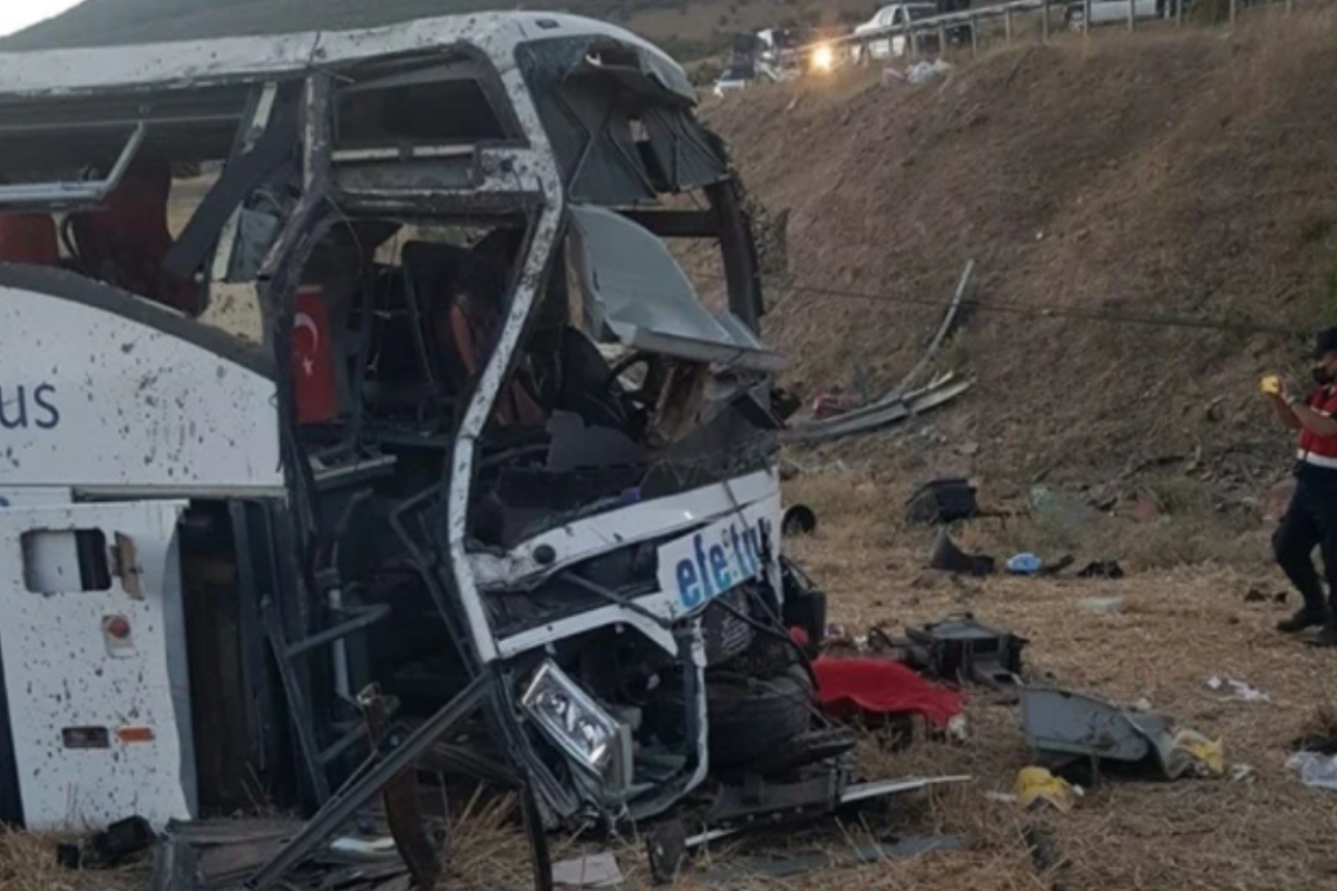 В Турции перевернулся пассажирский автобус: жертвами ДТП стали по меньшей мере 14 человек В Турции перевернулся пассажирский автобус: жертвами ДТП стали по меньшей мере 14 человек