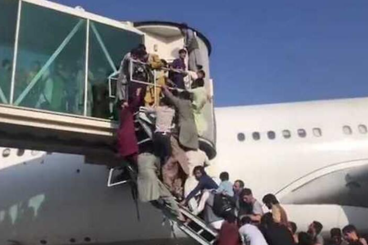 Угроза теракта в аэропорту Кабула: людей просят укрыться в безопасном месте Угроза теракта в аэропорту Кабула: людей просят укрыться в безопасном месте