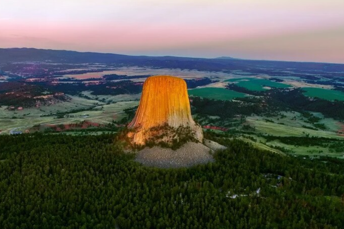 Башня Дьявола: Раскрыта тайна шестигранных колонн уникальной скалы