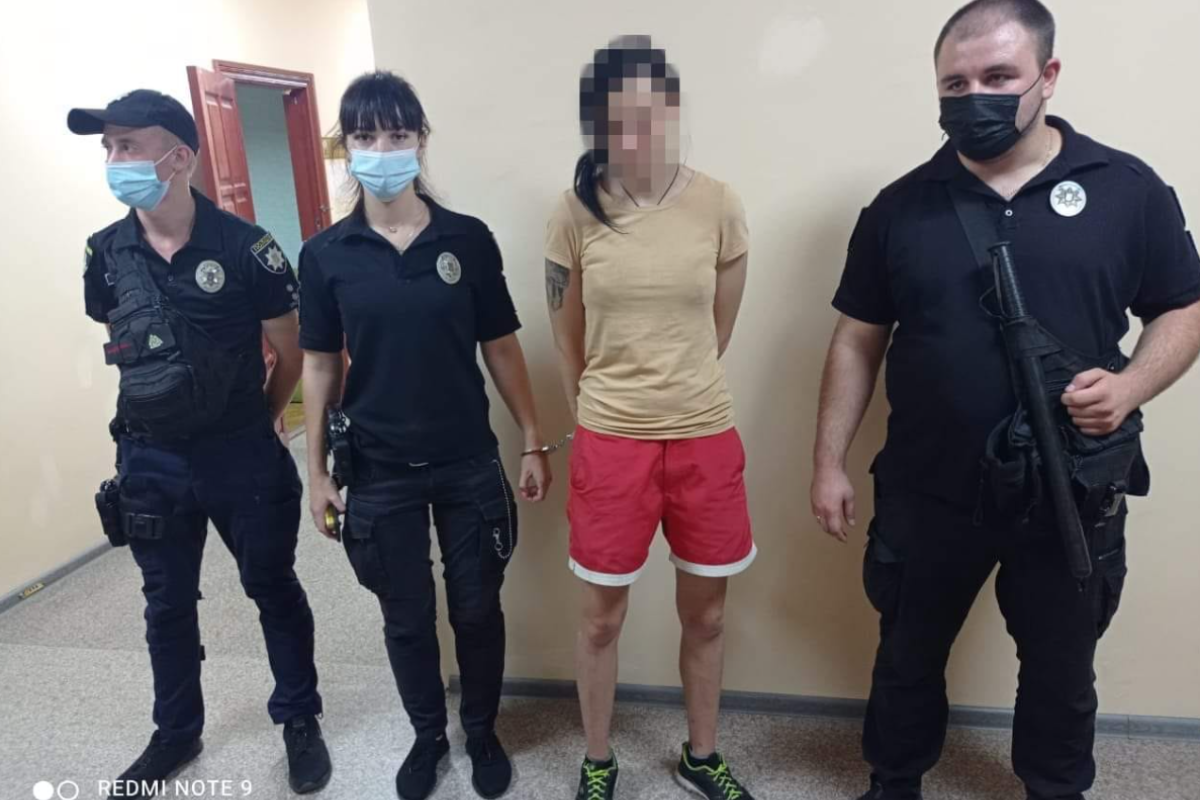 У Сєвєродонецьку за напад на поліцейського затримано молоду жінку У Сєвєродонецьку за напад на поліцейського затримано молоду жінку