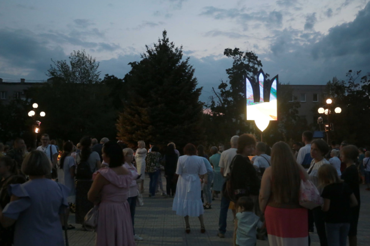 У Сєвєродонецьку урочисто відкрили арт-об'єкт у формі герба України У Сєвєродонецьку урочисто відкрили арт-об'єкт у формі герба України