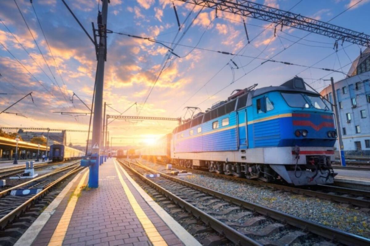 Укрзалізниця змінила графік та маршрут поїздів через карстовий провал на Буковині Укрзалізниця змінила графік та маршрут поїздів через карстовий провал на Буковині