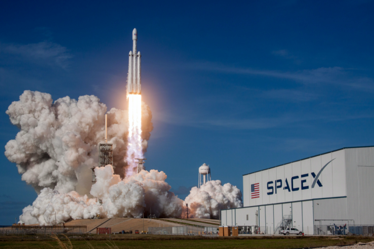 SpaceX запустила космічний корабель з першим цивільним екіпажем