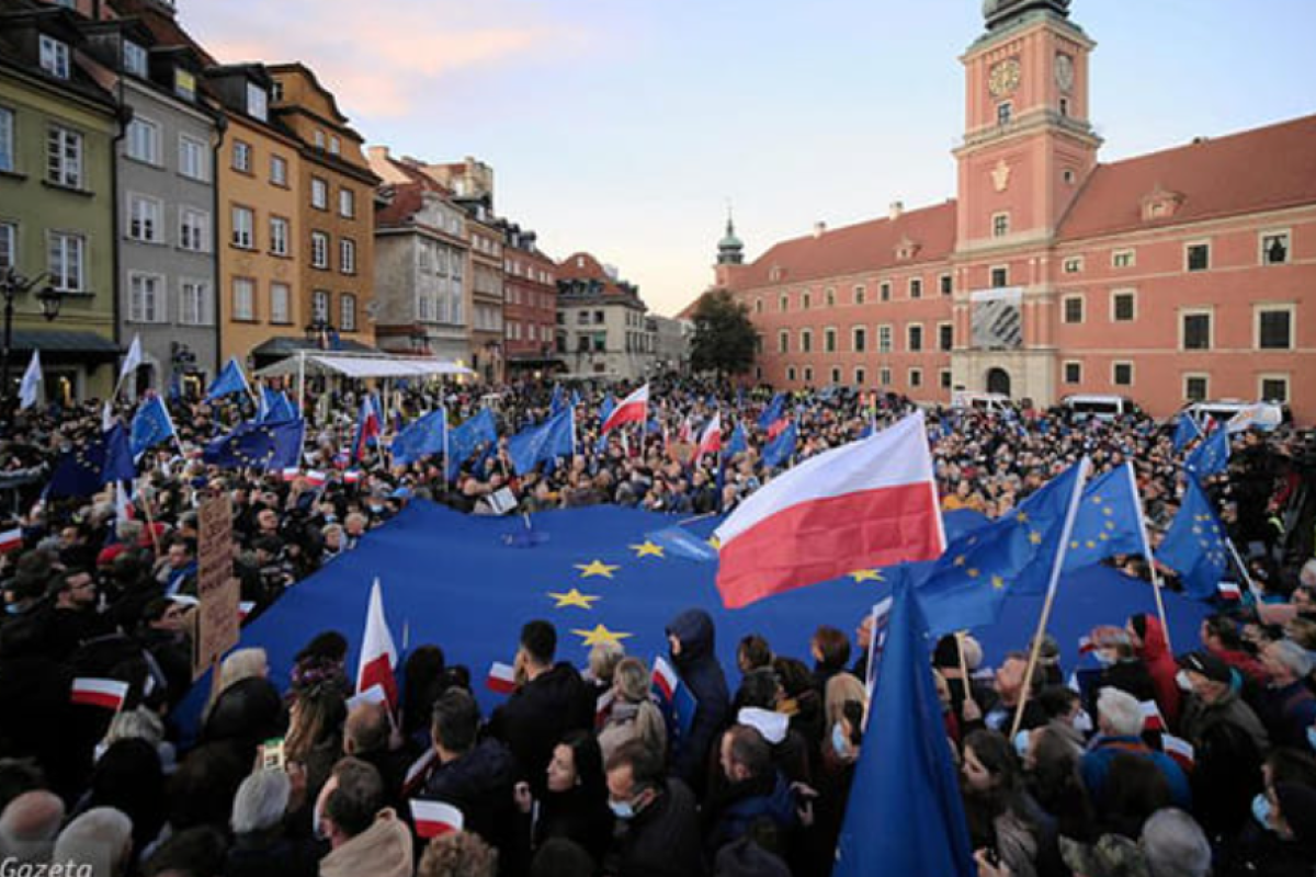 "Мы - Европа!": В Польше проходят многотысячные антиправительственные акции протеста "Мы - Европа!": В Польше проходят многотысячные антиправительственные акции протеста