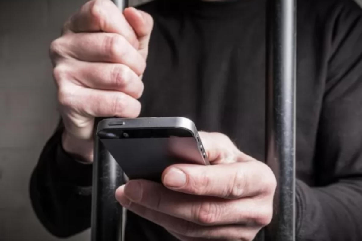 В Україні запустили нову послугу у в'язницях: платний інтернет та телефонні розмови