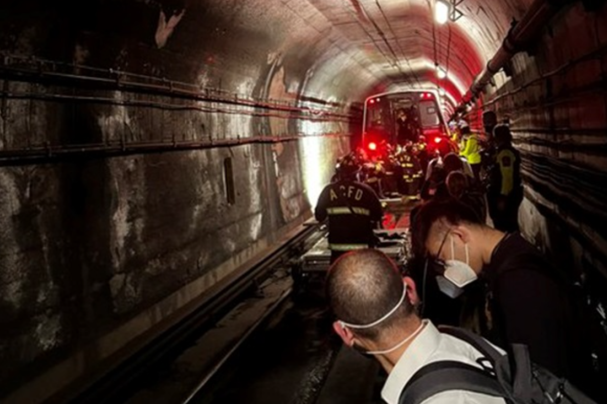 У Вашингтоні вагон метро зійшов з рейок: у тунелі застрягло понад 400 пасажирів У Вашингтоні вагон метро зійшов з рейок: у тунелі застрягло понад 400 пасажирів