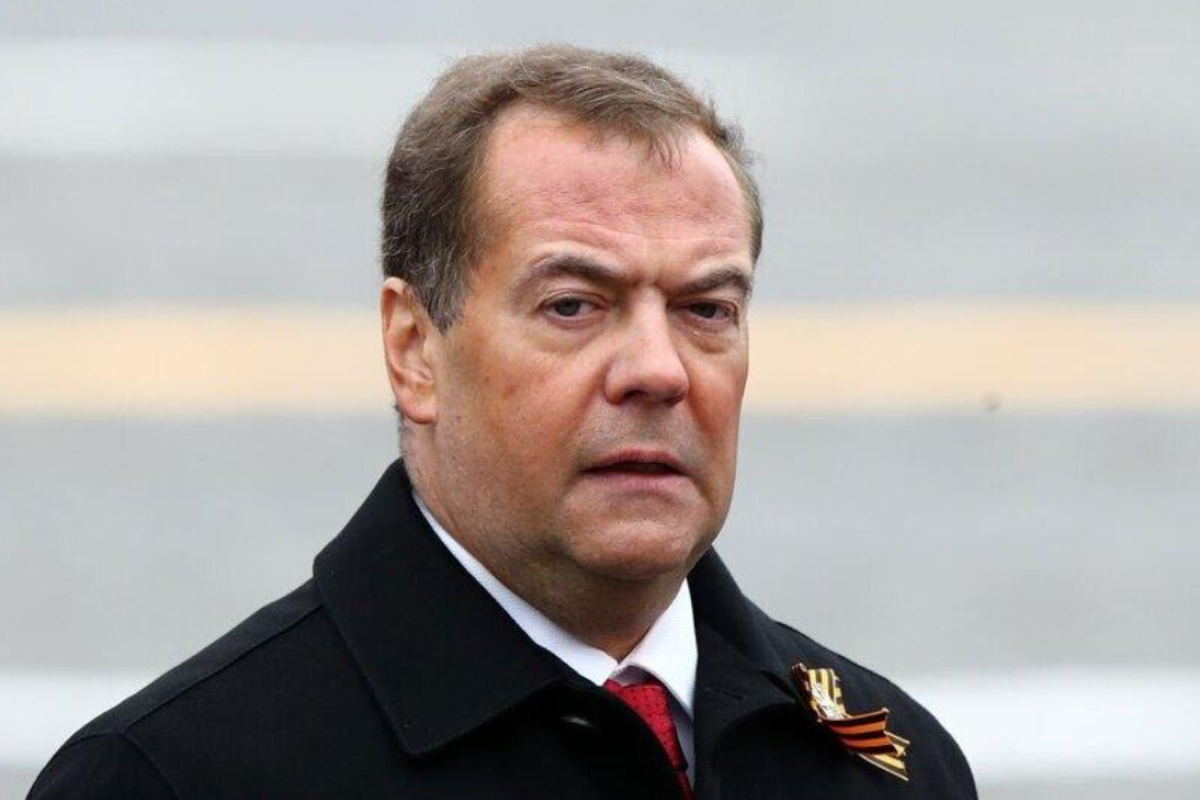 Медведєв вважає безглуздими переговори з "неосвіченим та необов'язковим" керівництвом України Медведєв вважає безглуздими переговори з "неосвіченим та необов'язковим" керівництвом України