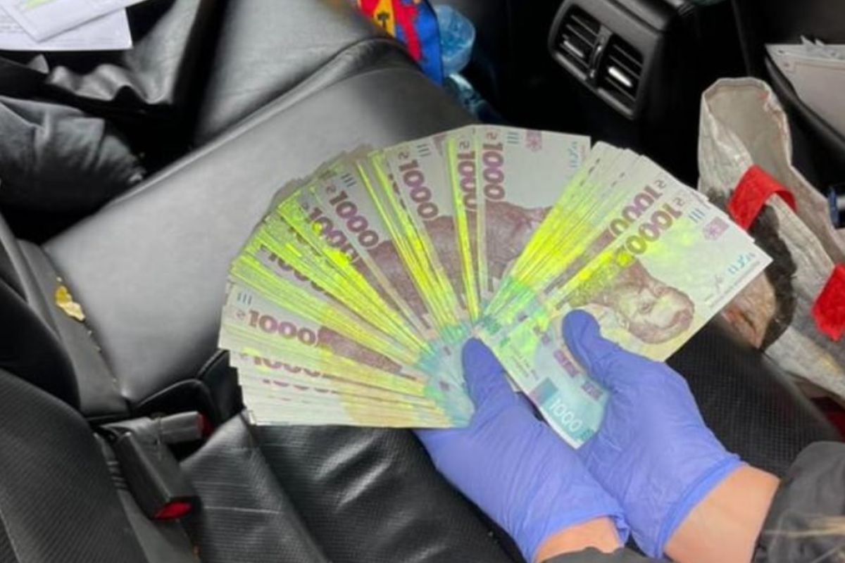 На Луганщині погорів на хабарі начальник відділу ЖКГ однієї з міськрад: чиновник вимагав великий "відкат" На Луганщині погорів на хабарі начальник відділу ЖКГ однієї з міськрад: чиновник вимагав великий "відкат"