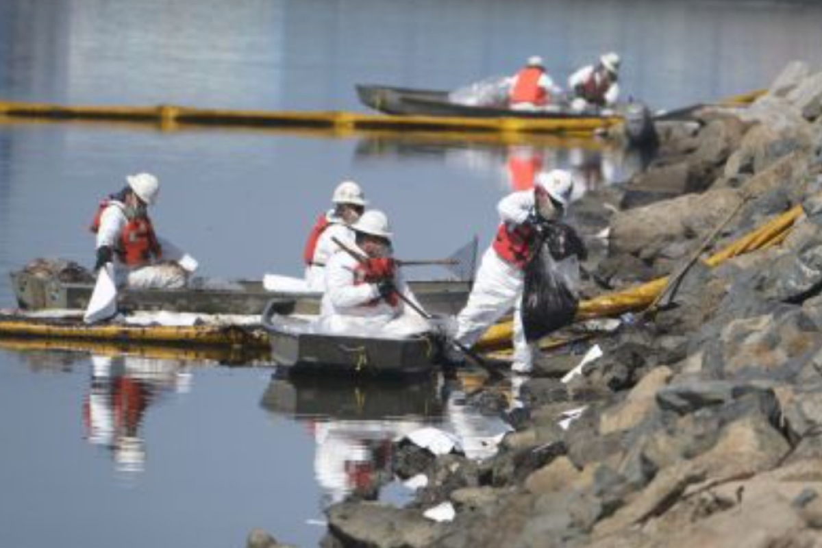 Біля узбережжя Каліфорнії стався масштабний розлив нафти Біля узбережжя Каліфорнії стався масштабний розлив нафти