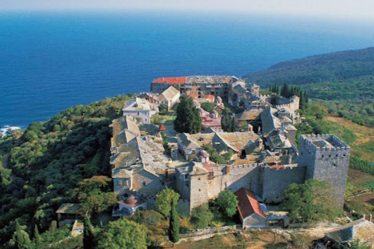 У Греції на горі Афон врятували заблукалих паломників з України