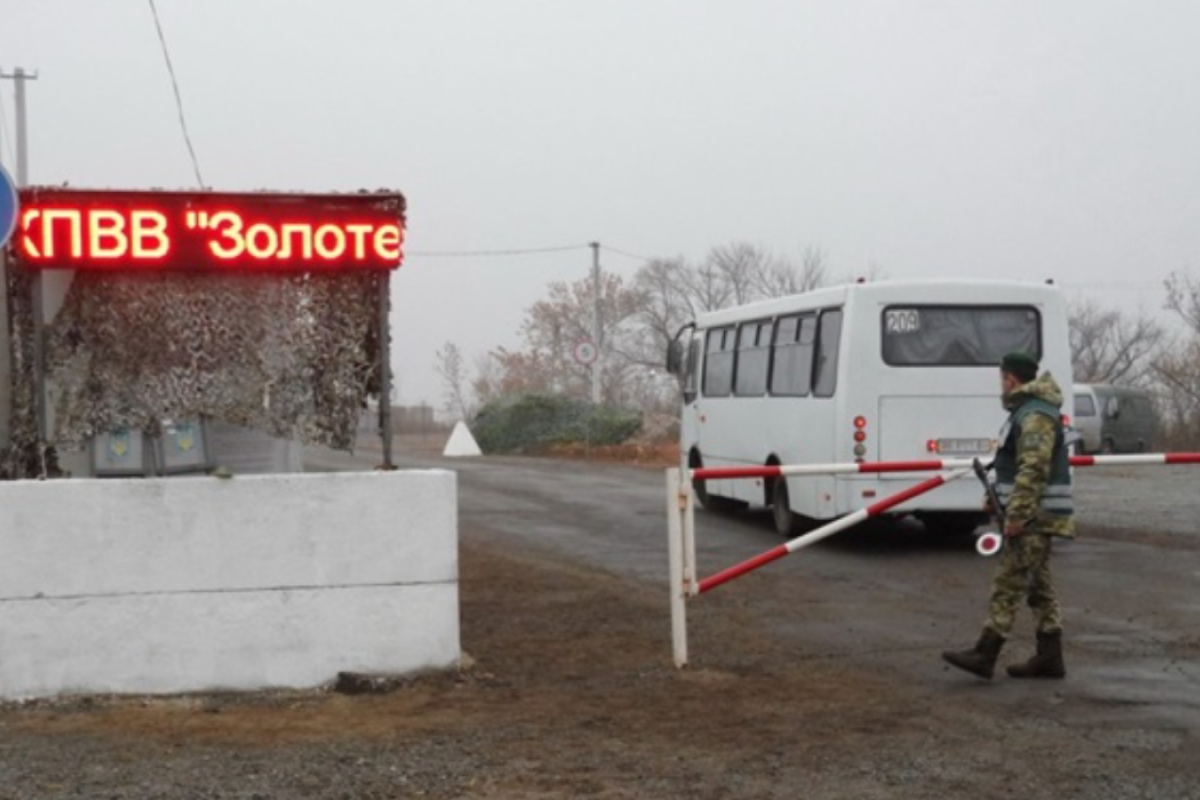 На Донбассе боевики из миномета обстреляли КПВВ "Золотое" На Донбассе боевики из миномета обстреляли КПВВ "Золотое"
