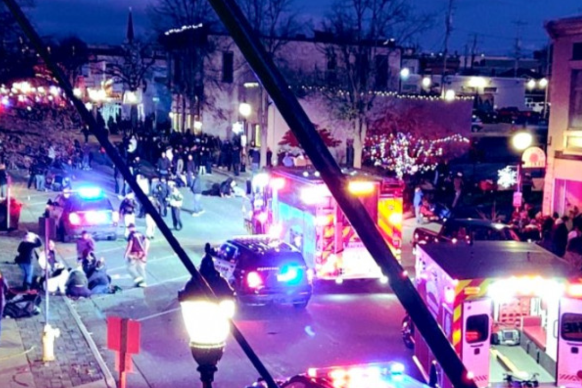 У США на різдвяному параді позашляховик в'їхав у натовп людей: є жертви У США на різдвяному параді позашляховик в'їхав у натовп людей: є жертви