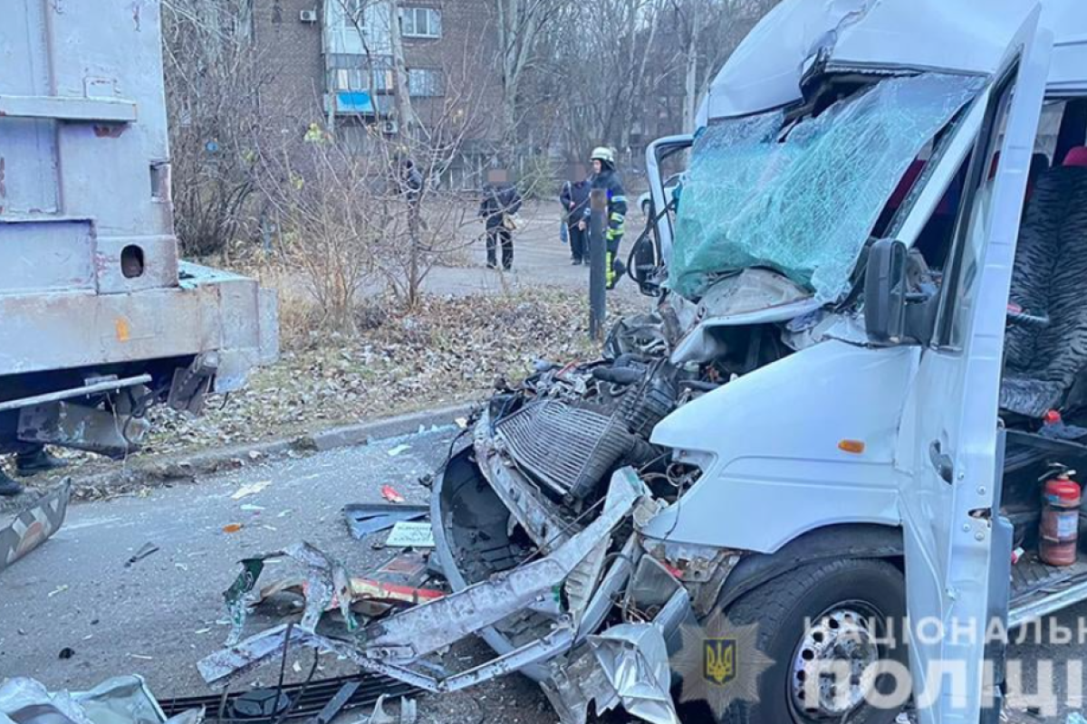 В Запорожье маршрутка с пассажирами врезалась в грузовик: есть пострадавшие
