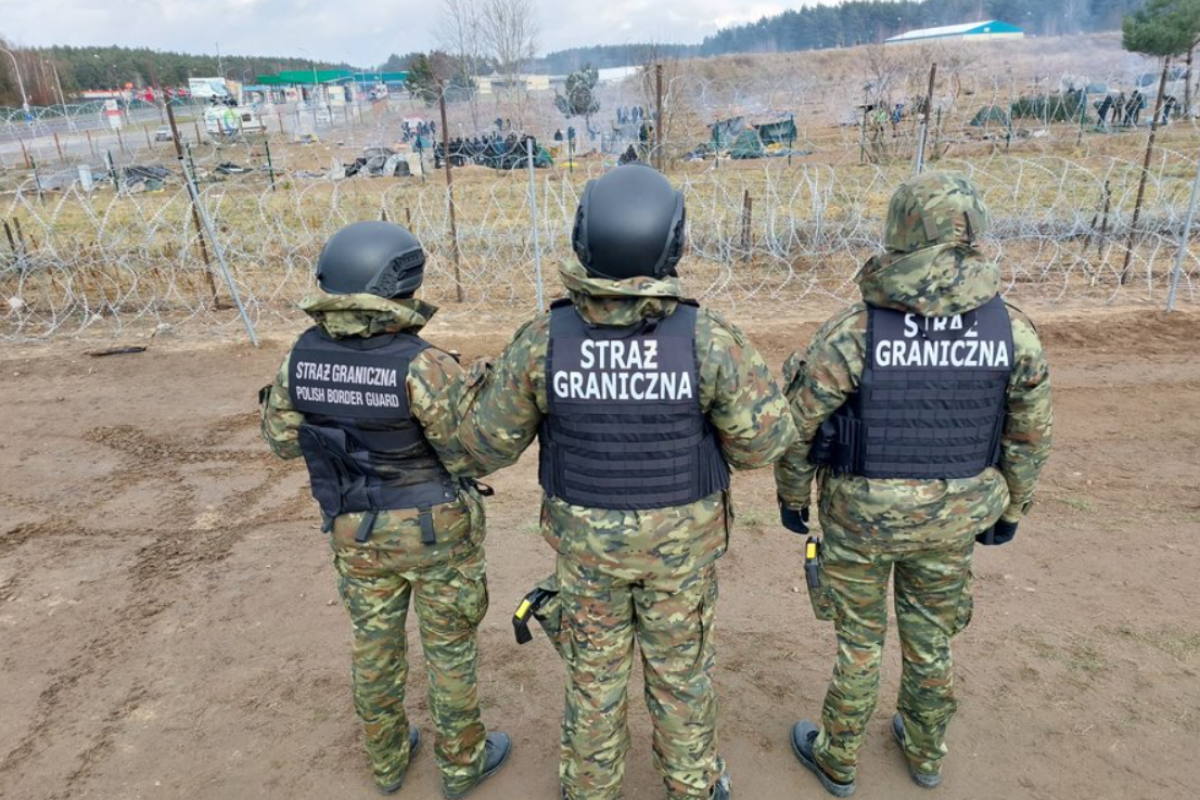 Мігранти з Білорусі знову штурмували польський кордон: постраждало 4 військових Мігранти з Білорусі знову штурмували польський кордон: постраждало 4 військових