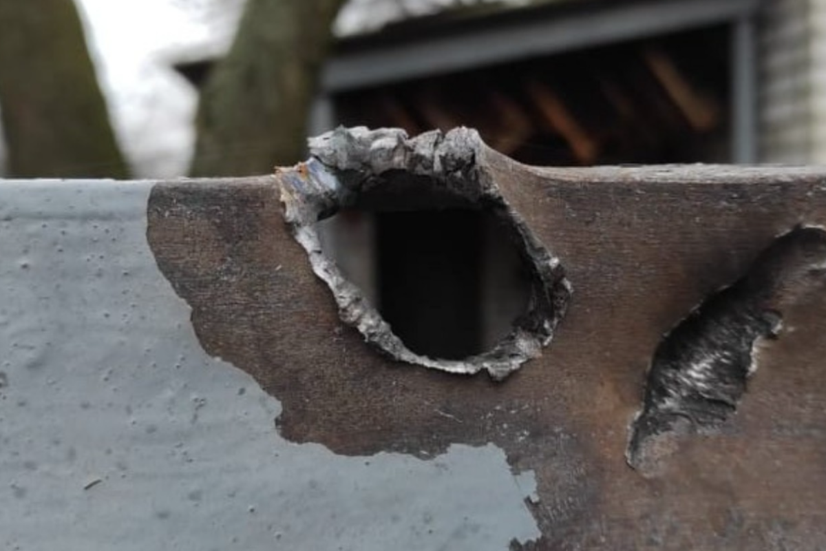 Снаряд разорвался во дворе школы во время занятий: На Луганщине СБУ расследует обстоятельства вражеских обстрелов