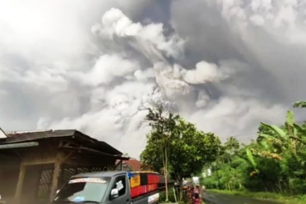 Извержение вулкана Семеру в Индонезии: 13 погибших, около 100 пострадавших